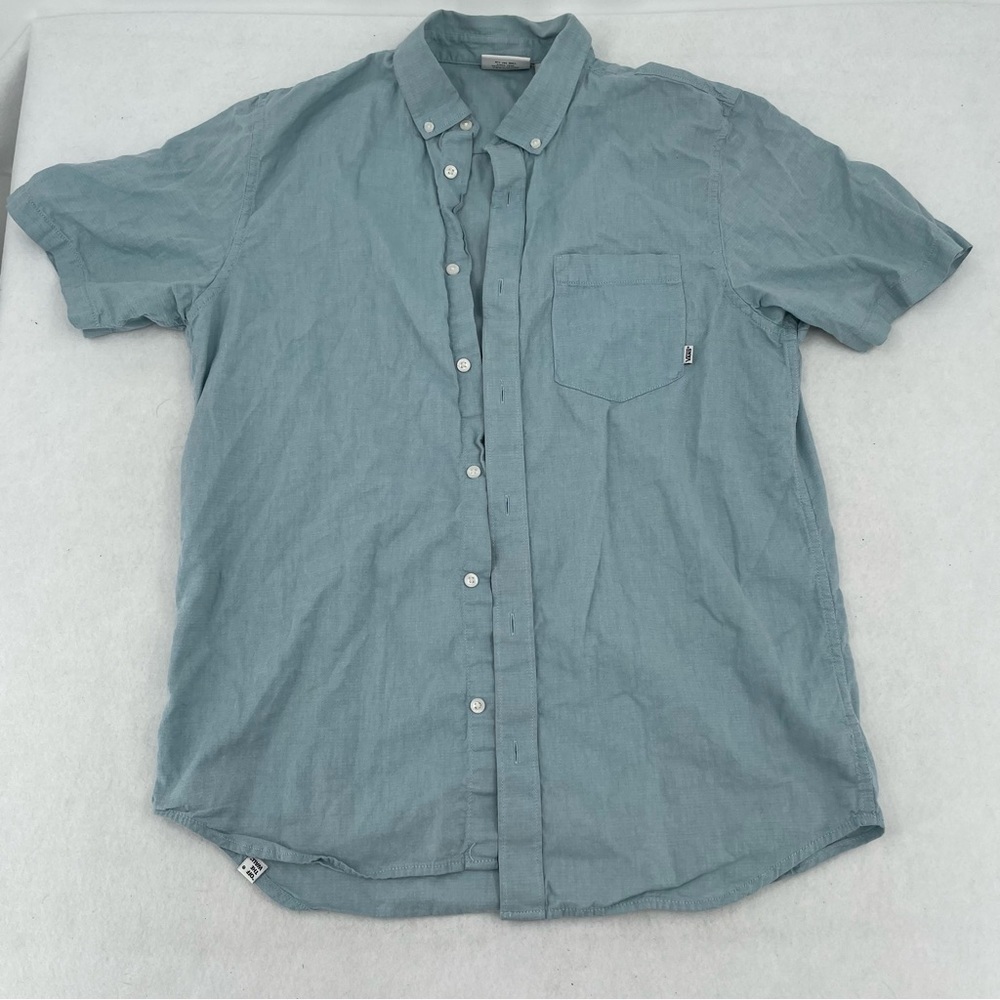 VANS Men’s short sleeved Button Up Casual dress shirt light blue size: Medium